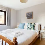 Wapping - Tobacco Docks - Modern Flat