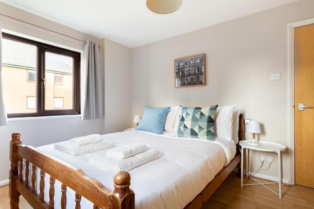 Wapping - Tobacco Docks - Modern Flat