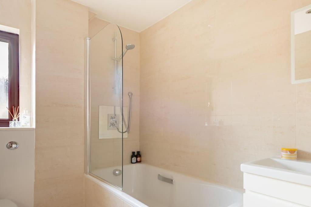 Wapping - Tobacco Docks - Modern Flat Apartment *